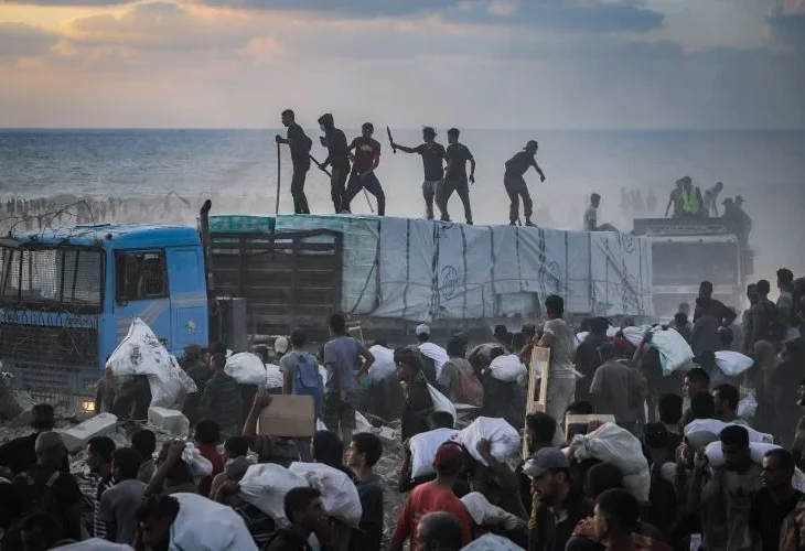 חמושים על משאיות סיוע בצפון הרצועה (צילום: פלאש90)