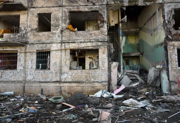 פגיעה בבניין בקייב, ארכיון (צילום: שאטרסטוק)