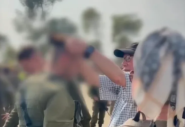 הבן של רועי קליין הי"ד מקבל את כומתת אביו מסבו (צילום מסך)