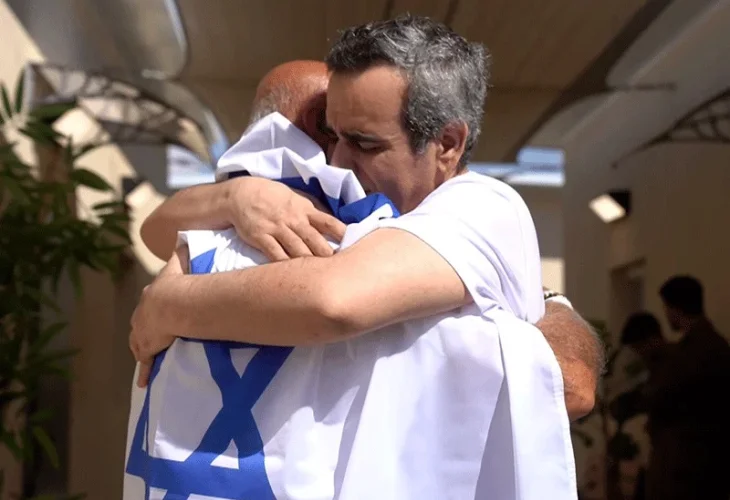 עמרי מירן נפגש עם משפחתו (צילום: דובר צה״ל)