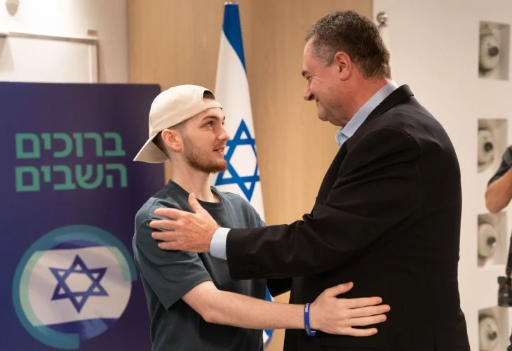 כ״ץ ושורד השבי בר קופרשטיין (צילום: אריאל חרמוני, משרד הביטחון)