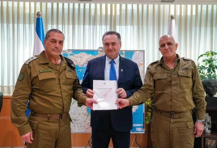 הרמטכ"ל והאלוף תורג'מן מציגים את התחקיר לשר הביטחון (צילום: אריאל חרמוני, משרד הביטחון)