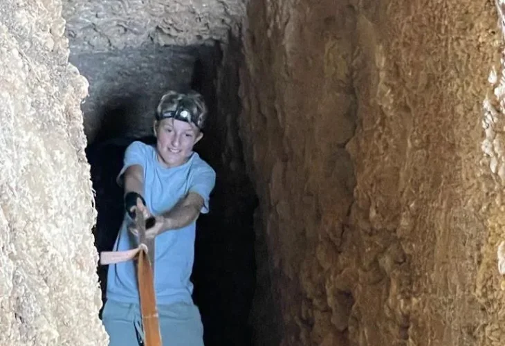 איתמר פרנקו בזמן הביקור במערה (צילום: דוברות רמב״ם)