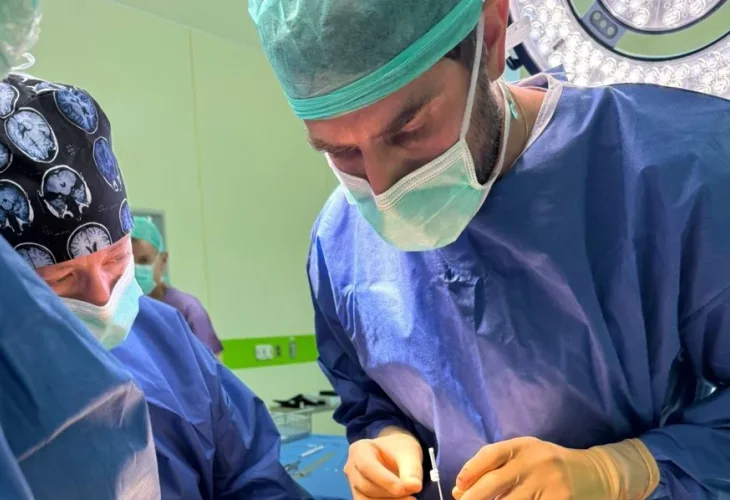 צוות חדר הניתוח בעת ביצוע הפעולה (צילום: דוברות הדסה)