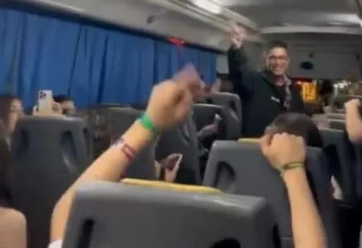 התלמידים באוטובוס (צילום: לפי סעיף 27א')