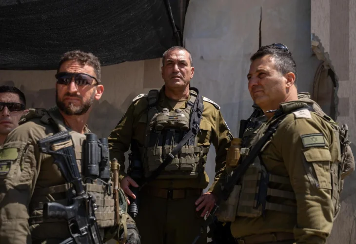 הרמטכ"ל (באמצע) בסיור היום (צילום: דובר צה"ל)