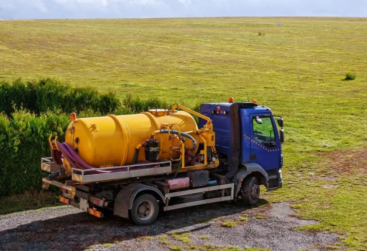 משאית ביוב • freepik