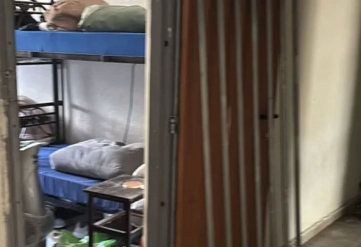 מראה של אחד הדירות (צילום: דוברות המשטרה)