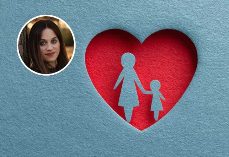 בעיגול: לאה אוירבך, מדריכת הורים בגישה היקשרותית התפתחותית. עוסקת בהורות לילדים עם רגישות