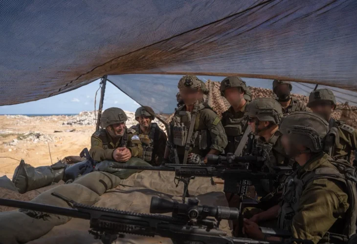 זמיר (משמאל) עם מפקדים בציר נצרים (צילום: דובר צה"ל)