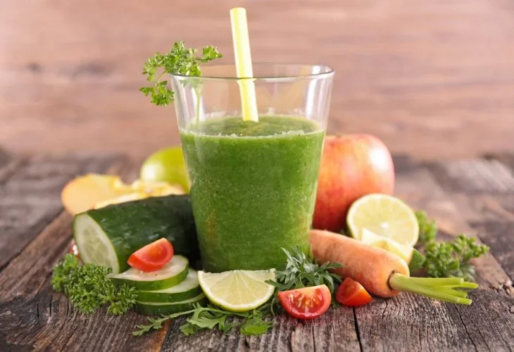 שייק פירות וירקות (צילום: shutterstock)