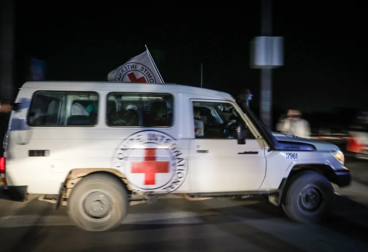 הצלב האדום בעזה (צילום: עבד רחים ח׳טיב, פלאש90)