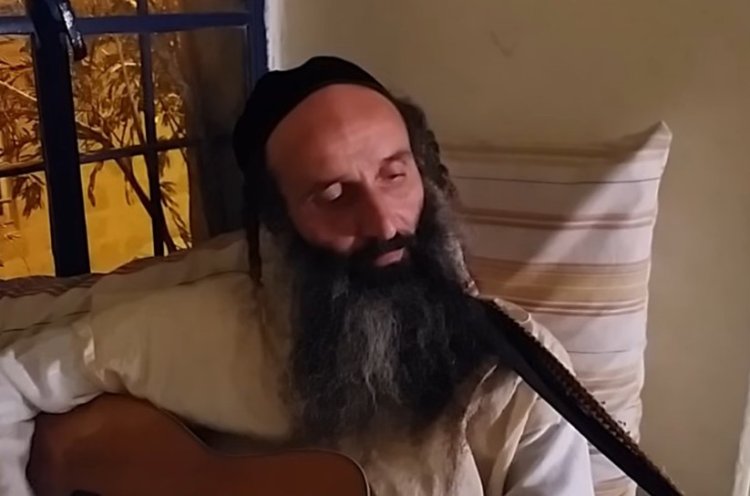 הנגן והשחקן יוסף סיקוראל (צילום מסך מתוך יוטיוב)