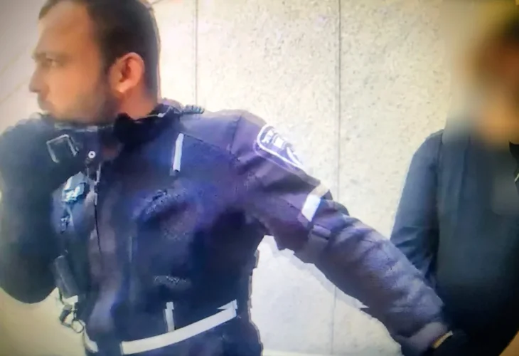 שוטר מעכב את החשוד (צילום: דוברות משטרת ישראל)