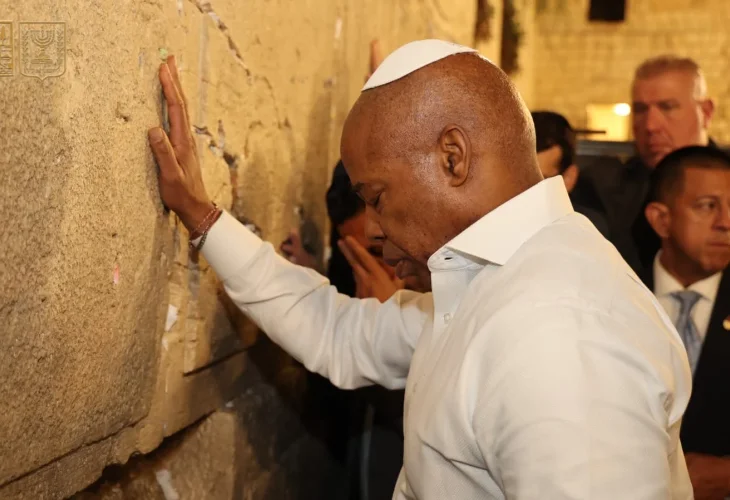 אריק אדמס בכותל (קרדיט צילום: הקרן למורשת הכותל המערבי)