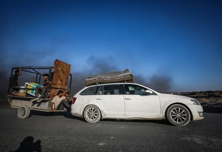 יוצאים מהעיר עזה (צילום: פלאש90)