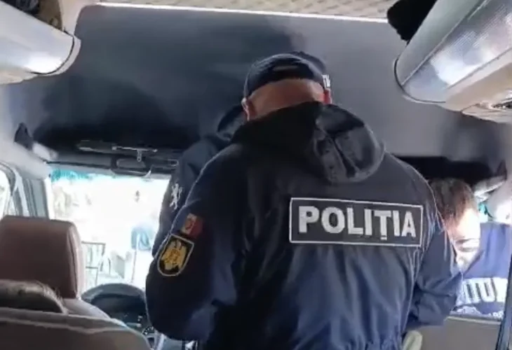 שוטר משוחח עם הנהג שסירב להעלות יהודים (באדיבות חוה שמילוביץ)