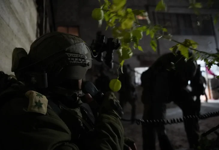 מעצר בכפר בית ג׳ן שבדרום סוריה (צילום: דובר צה״ל)