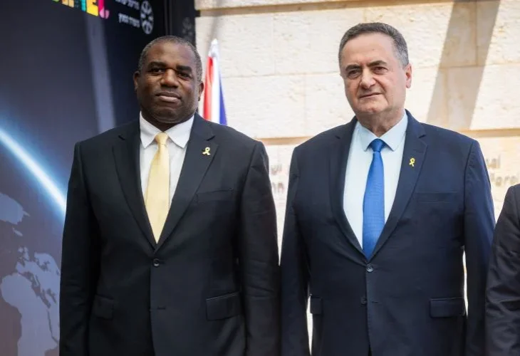 לאמי (משמאל) בפגישה עם השר ישראל כ"ץ, ארכיון (צילום: יונתן סינדל, פלאש90)