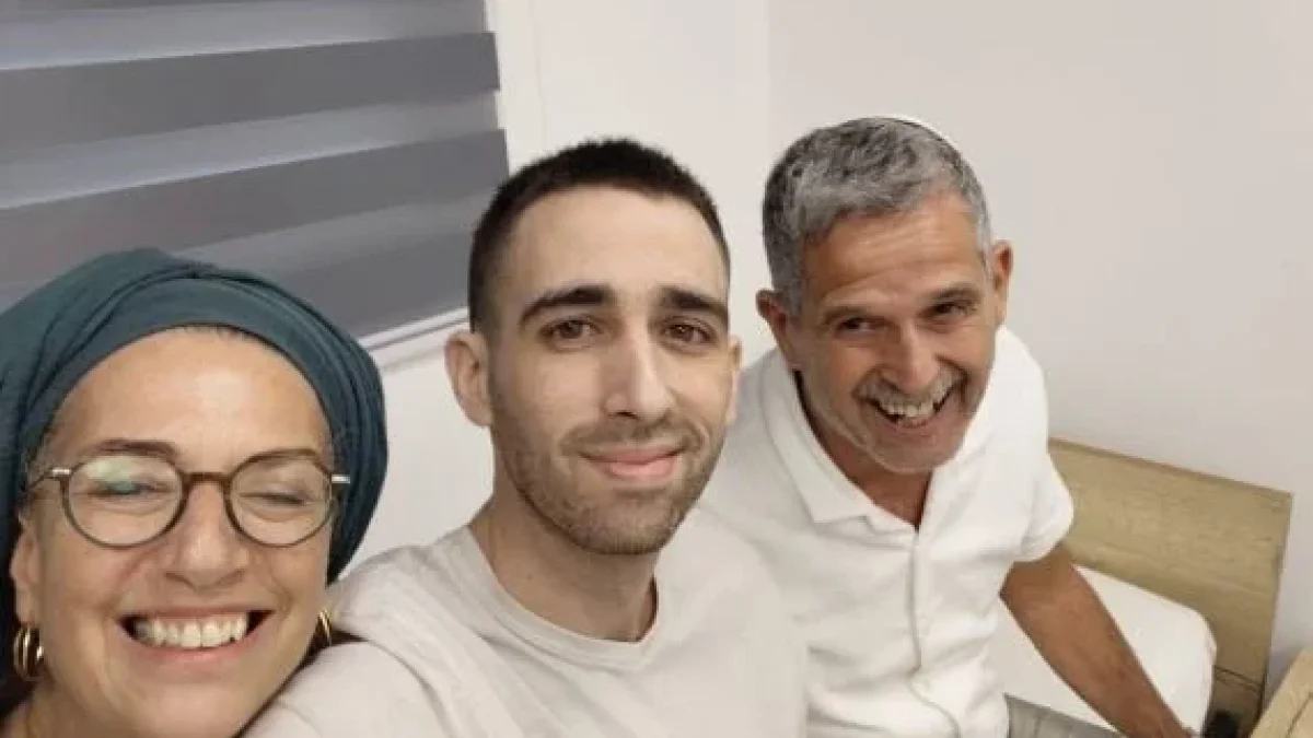 אביו של שורד השבי אבינתן אור: ״הוא היה סגור בכלוב, שנה היה אזוק לסורגים ...
