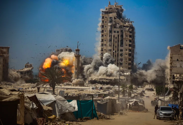 תקיפת מבנה בעזה (צילום: פלאש90)