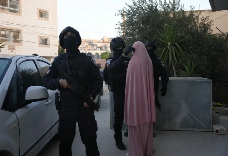 תיעוד מהמעצר של תושבת יטא (צילום: דוברות המשטרה)