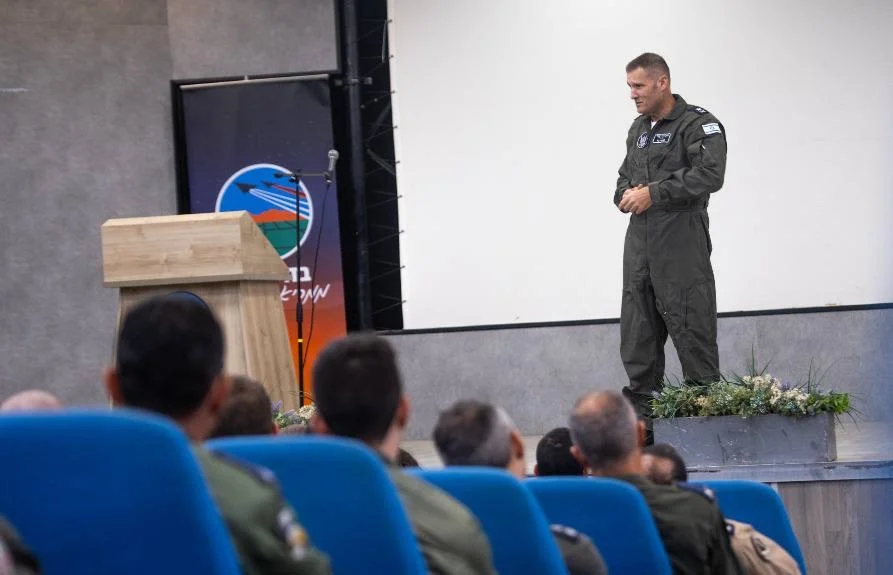 אלוף תומר בר בשיח מפקדים טרם פתיחת מבצע (צילום: דובר צה״ל)
