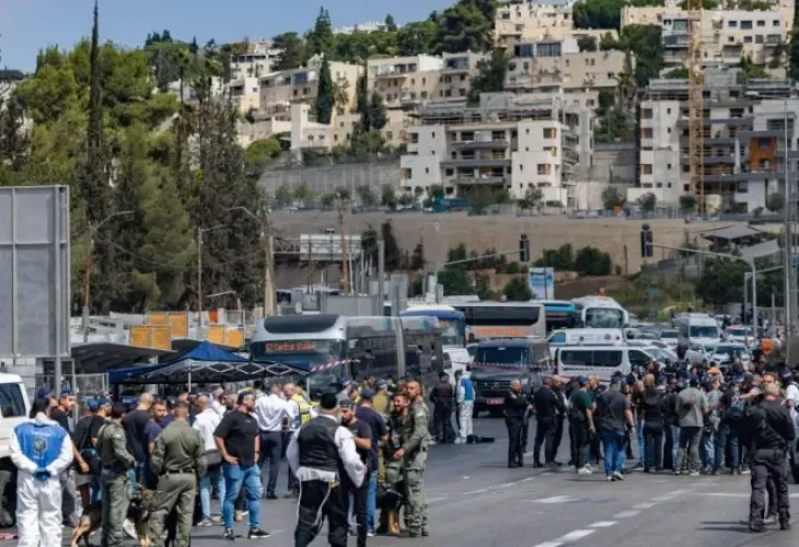 זירת הפיגוע ברמות (צילום: Chaim Goldberg/Flash90)