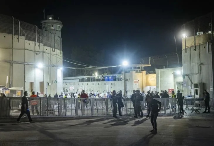 Jews Outside Rachel's Tomb (Flash90)