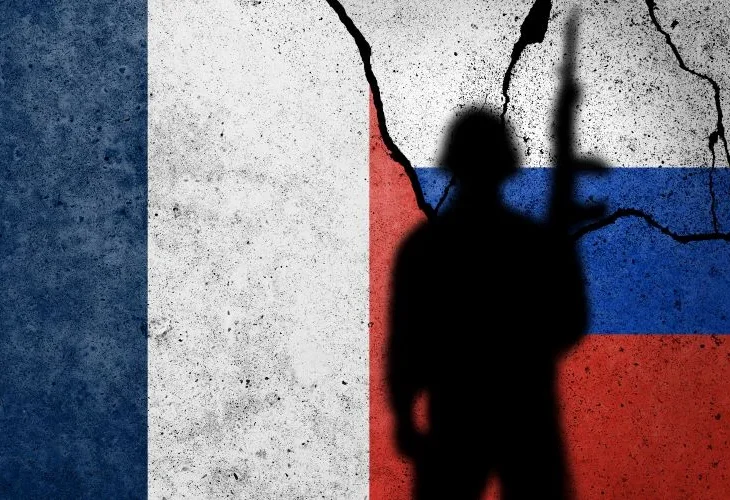 דגלי רוסיה וצרפת (צילום אילוסטרציה: שאטרסטוק)