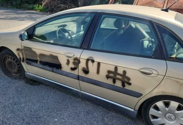 רכב שרוסס בגרפיטי בהנחיית גורמים איראניים (צילום: דוברות המשטרה)