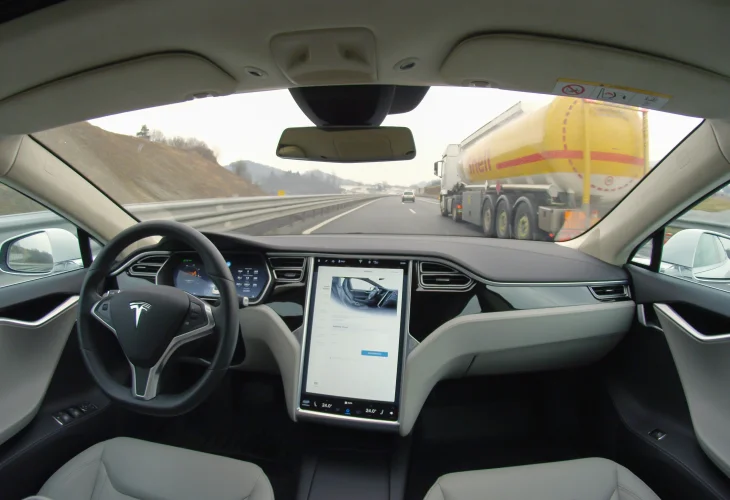 טסלה אוטונומית (קרדיט: shutterstock)