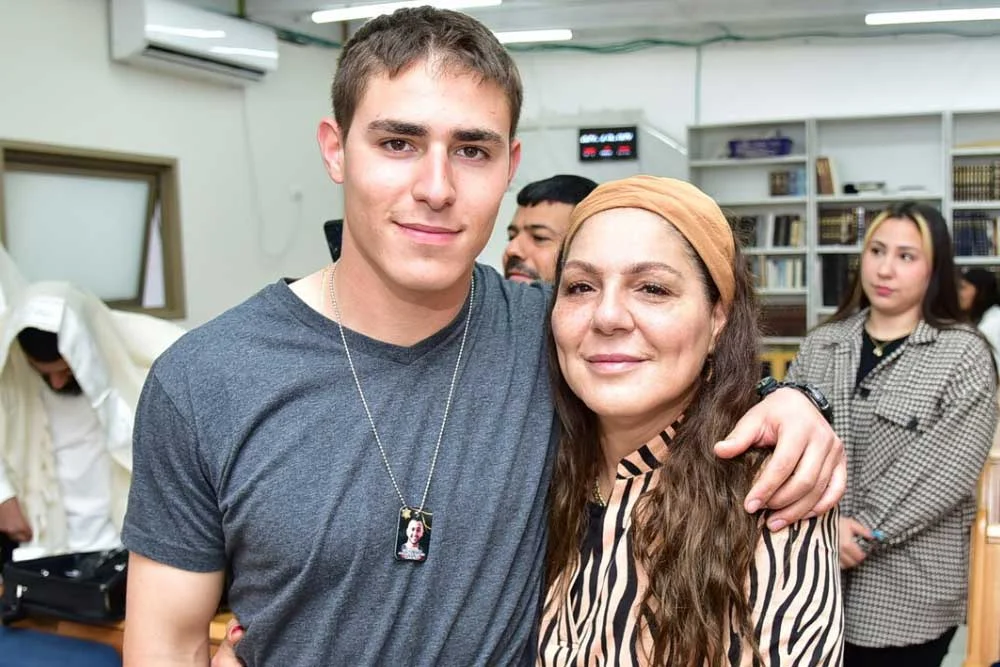 משה חיים ואמו לפני הפציעה (קרדיט: TOMKATOM)