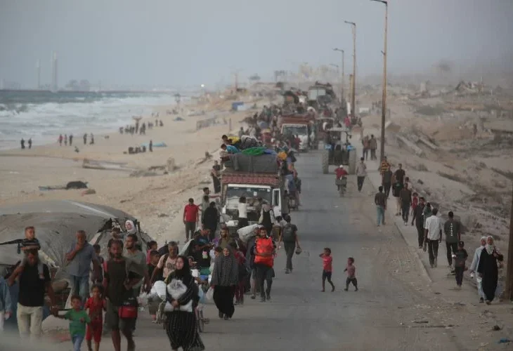 תושבים יוצאים מהעיר עזה (צילום: פלאש90)