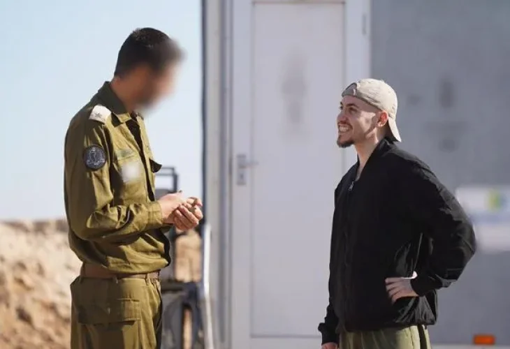 איתן מור ביום שחרורו מהשבי, עם נציג צה"ל (צילום: דובר צה"ל)