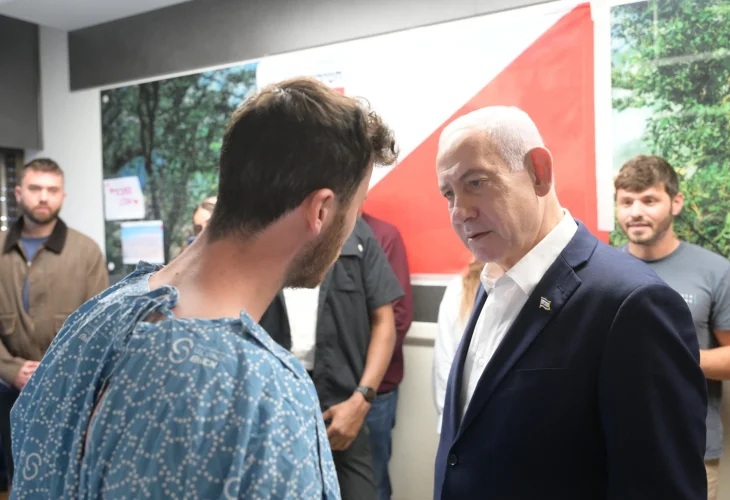 נתניהו ולוחם מילואים מחטיבה 55 (צילום: עמוס בן גרשום, לע״מ)