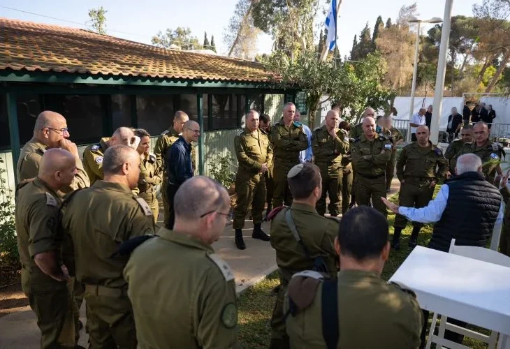 צמרת צה"ל היום, בצריף בן גוריון בשדה בוקר (צילום: דובר צ"ל)