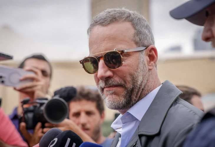 בוהלר בביקורו בכיכר החטופים בחודש מאי השנה (צילום: מרים אלסטר, פלאש90)