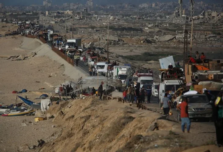 בריחת תושבים מהעיר עזה (צילום: פלאש90)