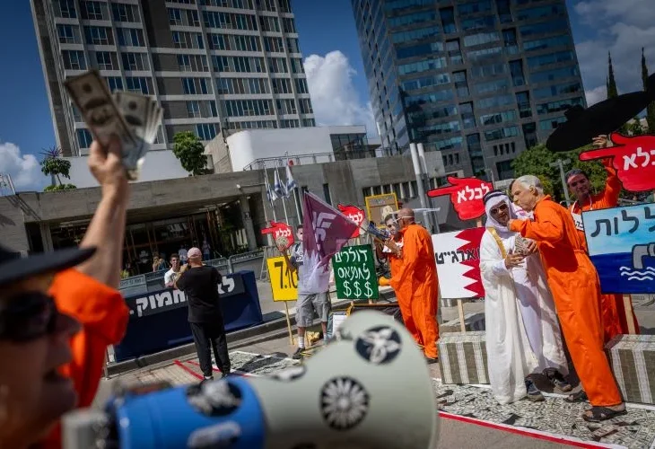 הפגנה נגד נתניהו, שלשום (צילום: יונתן סינדל, פלאש90)