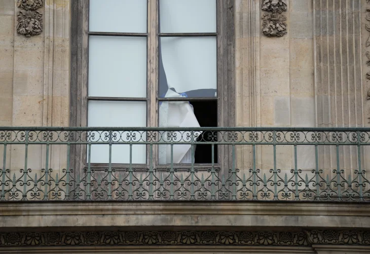 מוזיאון הלובר לאחר השוד (קרדיט: shutterstock)