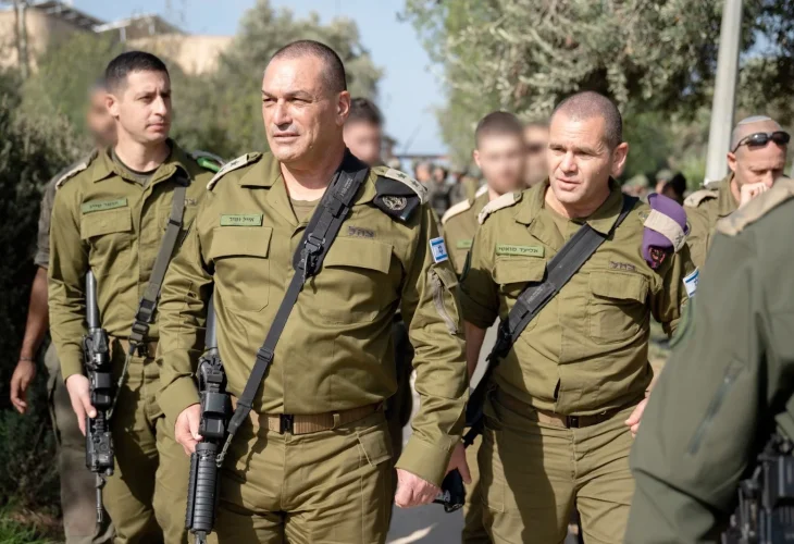 זמיר ובכירי צה״ל באוגדה 210 (צילום: דובר צה״ל)