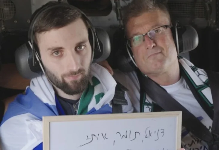 מתן אנגרסט יחד עם אביו (צילום: דו"צ)