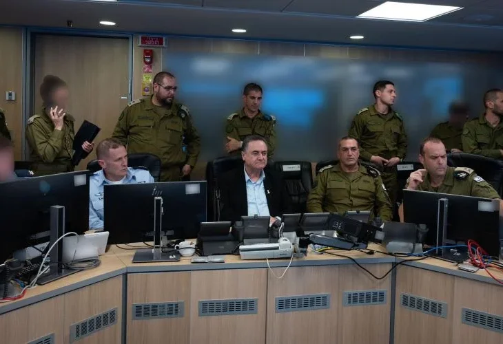 שר הביטחון והרמטכ"ל עוקבים אחר התקיפה בתימן (צילום: שירה קינן, משרד הביטחון)