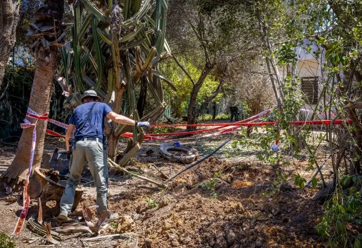 זירת נפילת שרידי טיל חות'י במרכז הארץ, השבוע (צילום: יוסי אלוני, פלאש90)