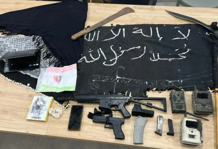 דגל דאע״ש ואמצעי לחימה, ארכיון (צילום: דוברות המשטרה)