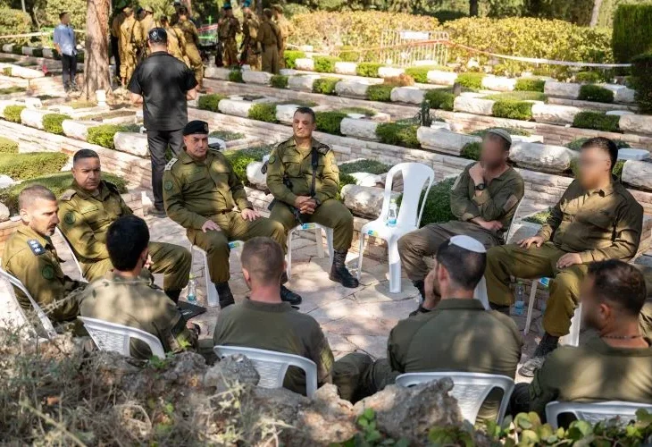 הרמטכ"ל עם הלוחמים בהר הרצל (צילום: דובר צה"ל)