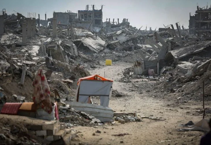 סימון הקו הצהוב בעזה עם בטונדות שהניחו כוחות צה"ל (צילום: פלאש90)