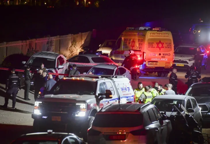 Rescue forces search for Yifat Tomer-Yerushalmi at Hof HaTzuk Beach (Avshalom Sassoni/Flash90)