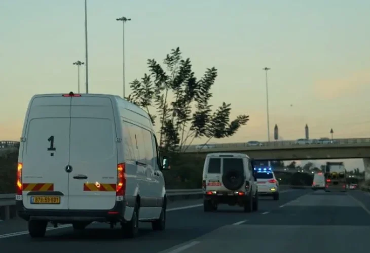 השיירה המובילה את החלל בדרכה לאבו כביר (צילום: משטרת ישראל)